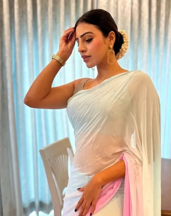 Experienced top passionable call girl in Sitapur with slim and sexy body book now for eat her