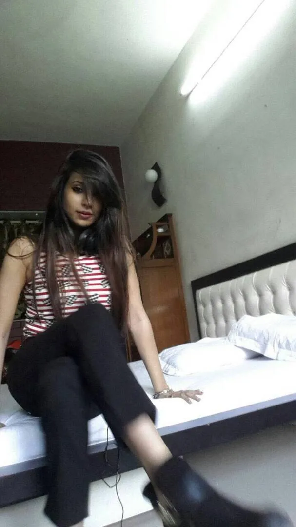 A busty dating call girl in Jaipur ready the please you the way you deserve Gallery Photo