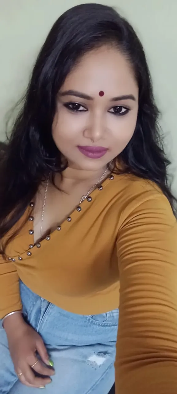 Sophisticated bhabi call girl in Bangalore offering stylish companionship Gallery Photo